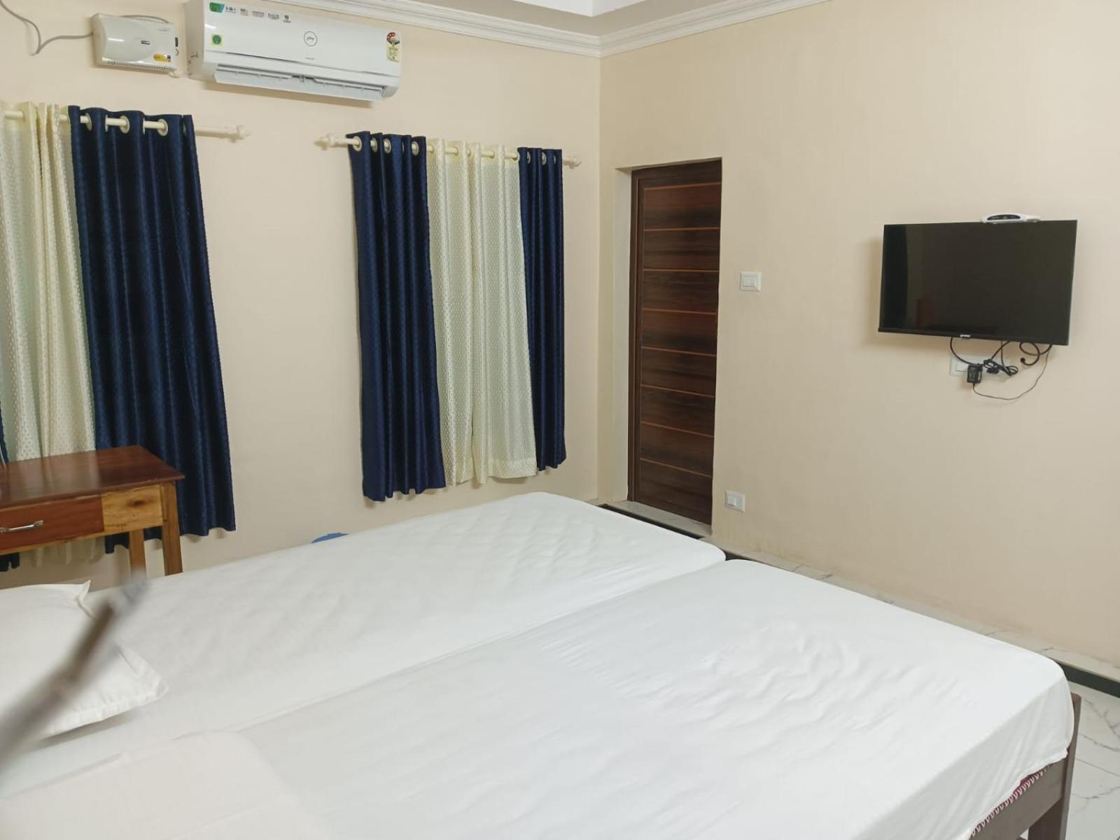 Sri Padmanabha Tourist Home Thiruvananthapuram Buitenkant foto