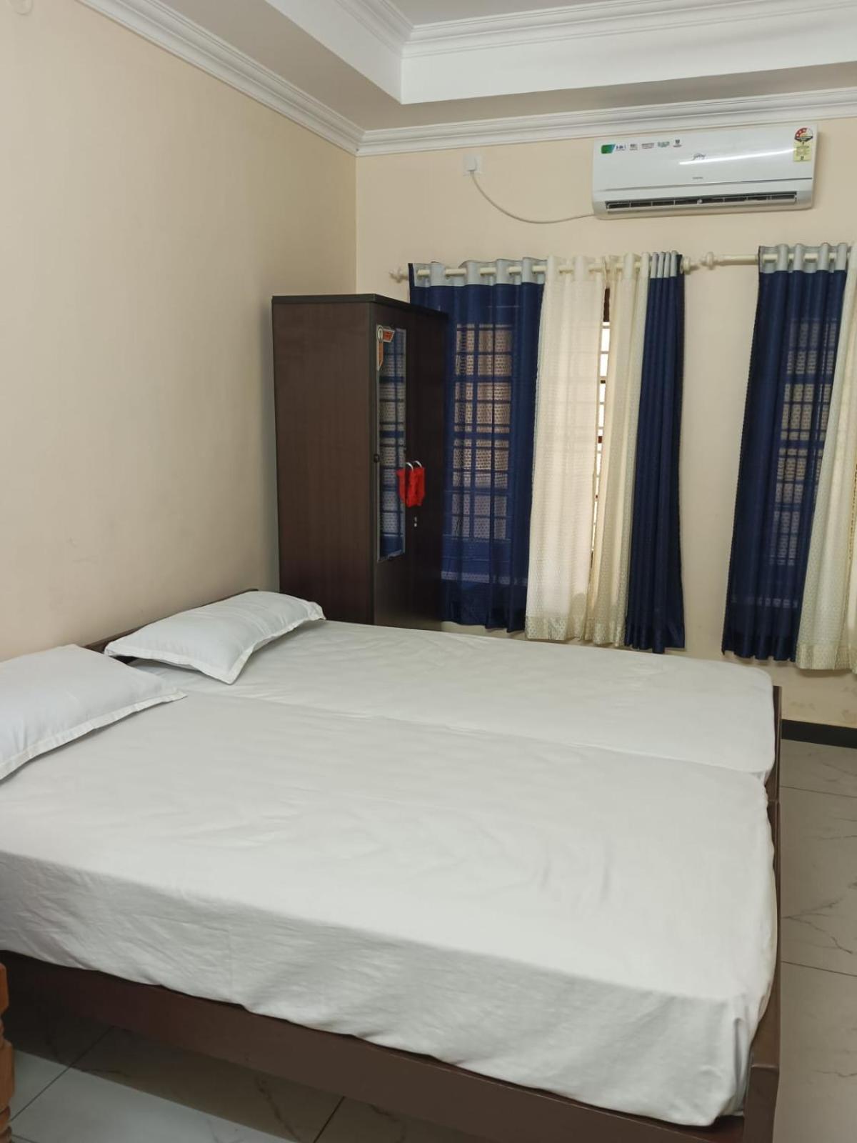 Sri Padmanabha Tourist Home Thiruvananthapuram Buitenkant foto