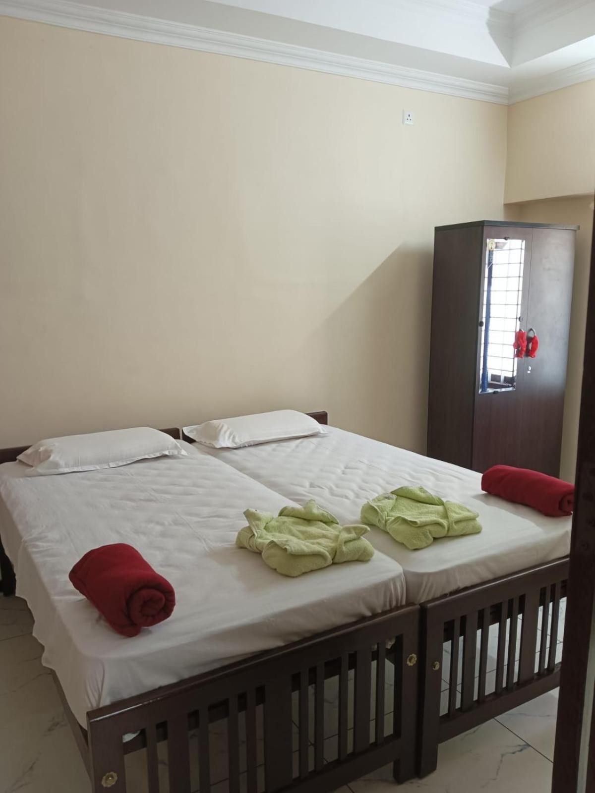 Sri Padmanabha Tourist Home Thiruvananthapuram Buitenkant foto